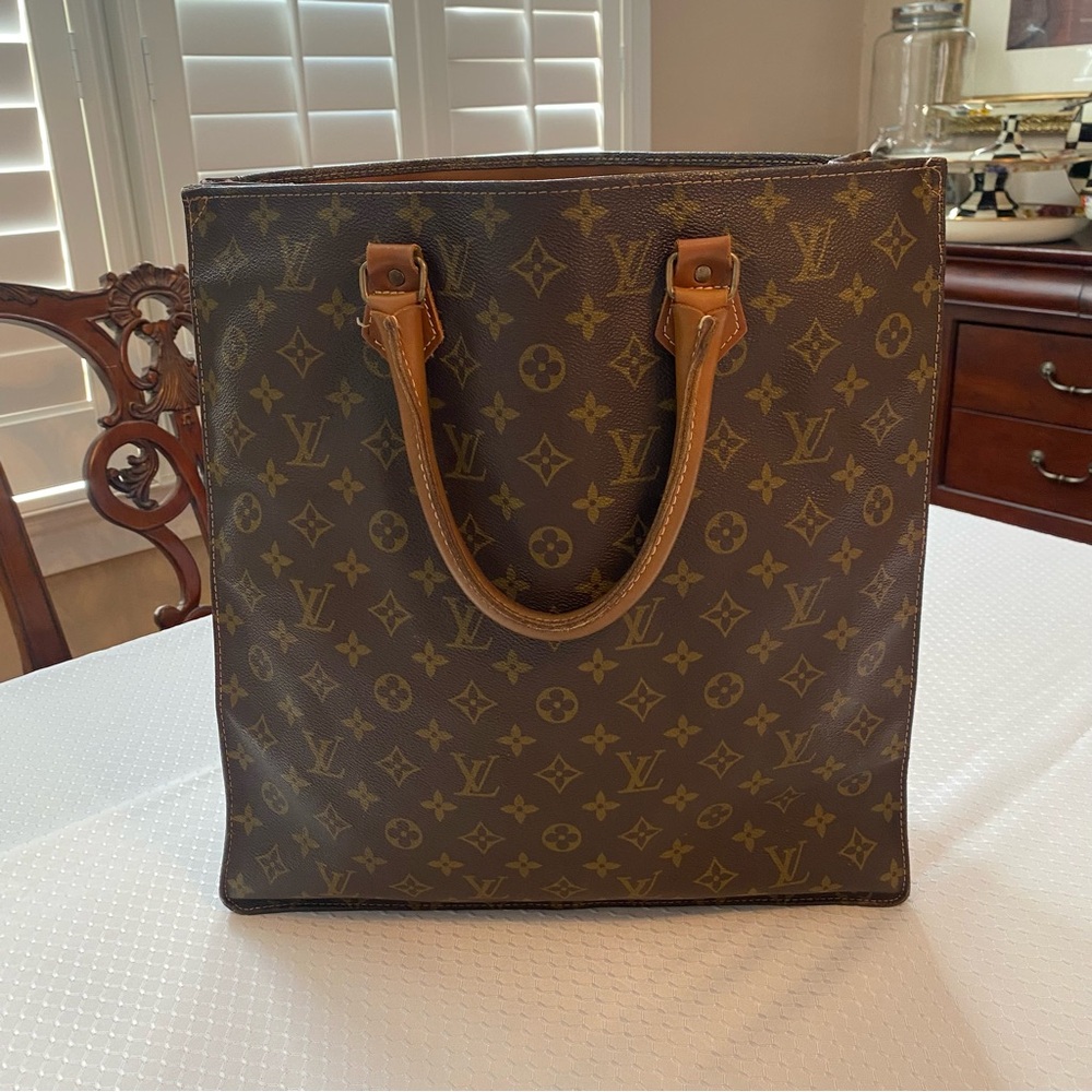 SALE!! 😍 Louis Vuitton Vintage Sac Plat Brown
Monogram Canvas Tote